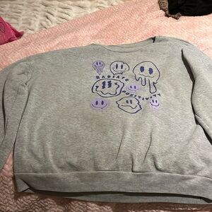 Grey over size long sleeve sweat shirt.